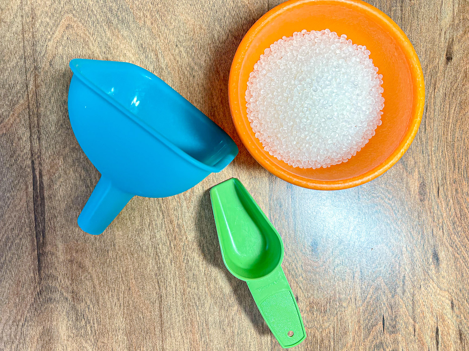 Poly-pellets funnel scoop